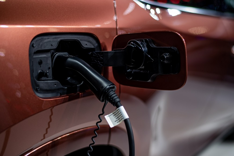 Khác với xe sắp bán tại Việt Nam, Lexus RX 450h+ 2023 ở Thái Lan được trang bị hệ truyền động plug-in hybrid, bao gồm máy xăng 4 xi-lanh thẳng hàng, dung tích 2.5L, tạo ra công suất tối đa 185 mã lực và mô-men xoắn cực đại 228 Nm.