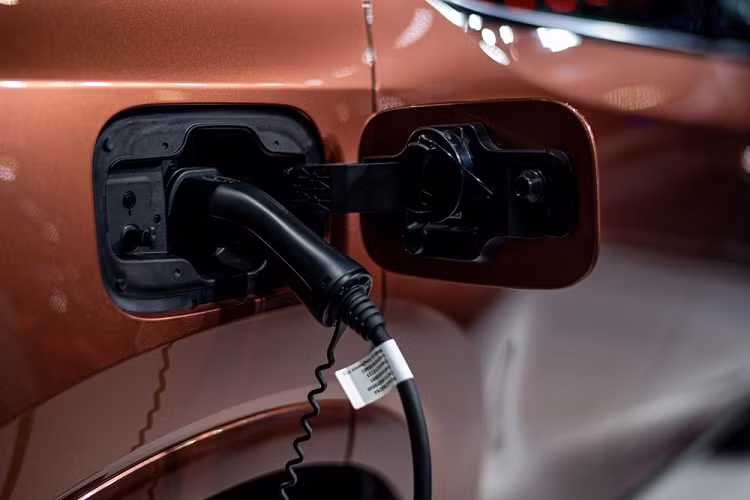 Khác với xe sắp bán tại Việt Nam, Lexus RX 450h+ 2023 ở Thái Lan được trang bị hệ truyền động plug-in hybrid, bao gồm máy xăng 4 xi-lanh thẳng hàng, dung tích 2.5L, tạo ra công suất tối đa 185 mã lực và mô-men xoắn cực đại 228 Nm.