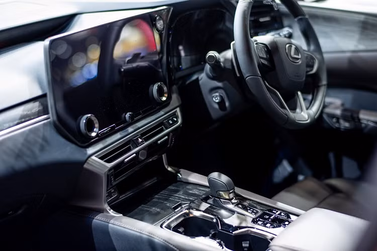 Bên trong xe, Lexus RX 450h+ 2023 được thiết kế theo triết lý "Tazuna", có nghĩa là "dây cương" trong tiếng Nhật Bản, nhằm thể hiện sự kết nối giữa con người và công nghệ trên xe