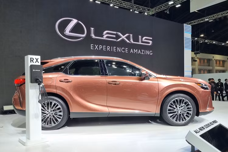 Đằng sau xe xuất hiện cụm đèn hậu LED nằm vắt ngang, "Lexus" thay cho logo hãng, 2 khe gió nằm dọc trên cản sau và ốp màu bạc.