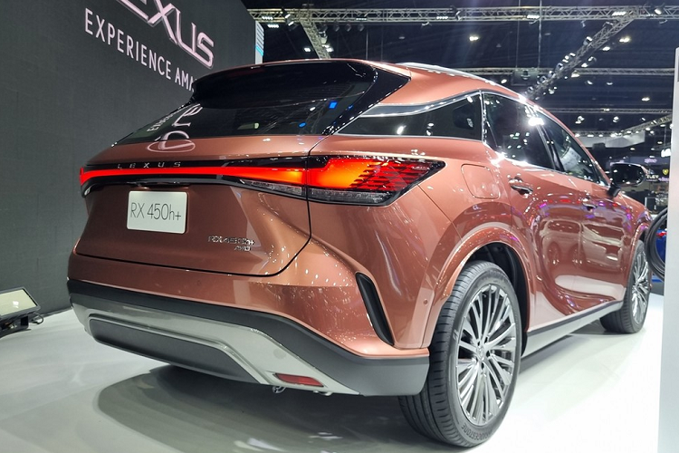 Cuối cùng là gói công nghệ an toàn Lexus Safety System Plus, mang đến những tính năng như hỗ trợ đỗ xe tự động, ngăn mở cửa khi có nguy cơ va chạm, giảm thiểu va chạm, đèn pha thích ứng, hỗ trợ giữ làn đường và kiểm soát tốc độ.