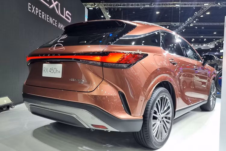 Cuối cùng là gói công nghệ an toàn Lexus Safety System Plus, mang đến những tính năng như hỗ trợ đỗ xe tự động, ngăn mở cửa khi có nguy cơ va chạm, giảm thiểu va chạm, đèn pha thích ứng, hỗ trợ giữ làn đường và kiểm soát tốc độ.