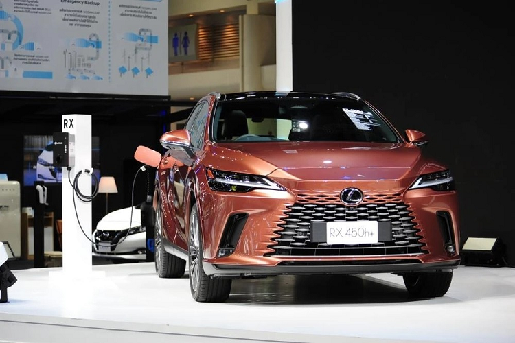Chưa hết, Lexus RX 450h+ 2023 còn dùng cụm pin có dung lượng 18,1 kWh. Nhờ đó, xe có thể chạy được 60 km và đạt vận tốc tối đa 135 km/h mà không cần dùng động cơ xăng. Thời gian sạc pin với bộ sạc chậm AC 6,6 kW là 2,5 tiếng.