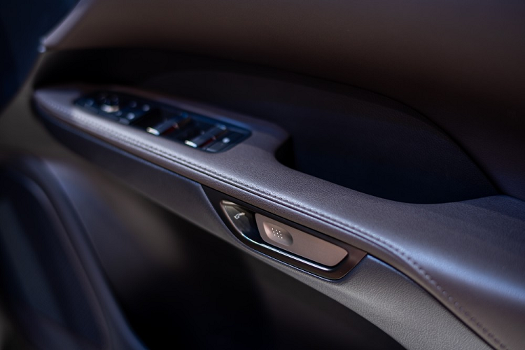 Những trang bị đáng chú ý khác của xe bao gồm hệ thống đèn viền nội thất, thay đổi màu theo tâm trạng, cửa sổ trời toàn cảnh Panorama và 3 đèn LED trong khoang hành lý.