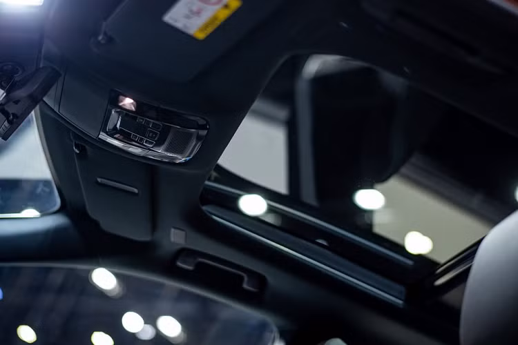 Tiếp đến là vô lăng 3 chấu, tích hợp các nút cảm ứng với cảm biến để phát hiện vị trí của ngón tay. Cảm biến sẽ nhận ra ngón tay của người lái đang đặt vào nút cảm ứng nào.