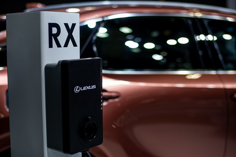 Động cơ xăng đi kèm với 2 mô-tơ điện nằm trên cầu trước, sản sinh sức mạnh là 182 mã lực/270 Nm và 54 mã lực/121 Nm. Tổng cộng, xe có công suất tối đa 304 mã lực và hệ dẫn động 4 bánh toàn thời gian AWD E-Four.