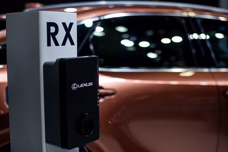 Động cơ xăng đi kèm với 2 mô-tơ điện nằm trên cầu trước, sản sinh sức mạnh là 182 mã lực/270 Nm và 54 mã lực/121 Nm. Tổng cộng, xe có công suất tối đa 304 mã lực và hệ dẫn động 4 bánh toàn thời gian AWD E-Four.