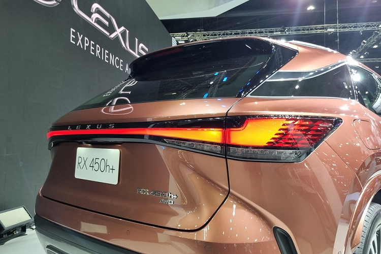 Bên cạnh hệ truyền động mạnh mẽ và hứa hẹn tiết kiệm xăng, Lexus RX 450h+ 2023 tại Thái Lan còn sở hữu khá nhiều trang bị như đèn pha LED với dải đèn LED định vị ban ngày hình chữ "L", lưới tản nhiệt hình con suốt mới, bộ vành hợp kim 19 inch màu xám đậm tiêu chuẩn hoặc 21 inch tùy chọn.