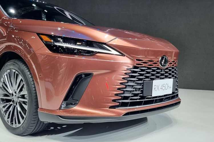 Theo đó, xe dự kiến sẽ chính thức ra mắt thị trường Việt Nam vào cuối năm nay với tổng cộng 4 phiên bản, bao gồm Lexus RX 350 Premium, RX 350 Luxury, RX 350 F Sport và RX 500h. Giá xe Lexus RX tại Việt Nam dự kiến cho 4 phiên bản này lần lượt là 4,1 tỷ đồng, 4,7 tỷ đồng, 4,9 tỷ đồng và 5,2 tỷ đồng. Như vậy, so với xe sắp bán tại Việt Nam, Lexus RX 2023 dành cho thị trường Thái Lan rẻ hơn đến cả tỷ đồng.