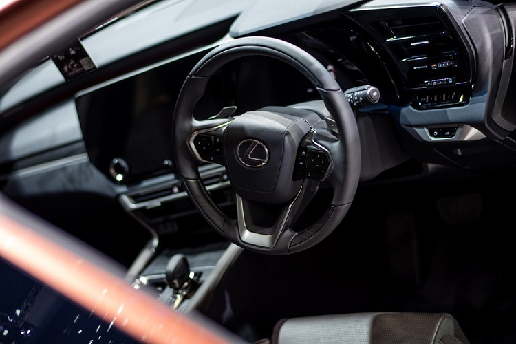 Mặt táp-lô của mẫu SUV hạng sang này đi kèm màn hình cảm ứng trung tâm 14 inch đặt nổi, hỗ trợ Apple CarPlay không dây, và bảng đồng hồ kỹ thuật số 9,8 inch. Ngoài ra, ở bản Premium AWD, xe còn có màn hình hiển thị thông tin kính lái HUD với 3 chế độ khác nhau.