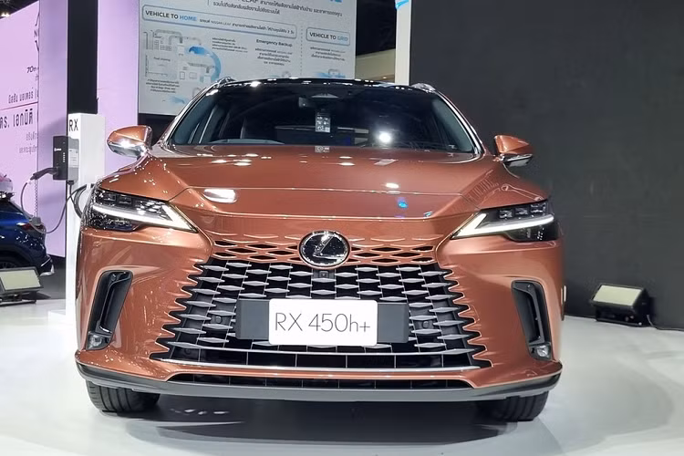 Tại Thái Lan, giá xe Lexus RX 2023 cho 2 phiên bản là RX 450h+ Luxury AWD và RX 450h+ Premium AWD là 4,64 triệu Baht (khoảng 3,16 tỷ đồng) và 5,09 triệu Baht (3,47 tỷ đồng). Vào hồi tháng 9 năm nay, nhân viên tư vấn bán hàng tại đại lý đã hé lộ giá bán của Lexus RX thế hệ mới tại Việt Nam.