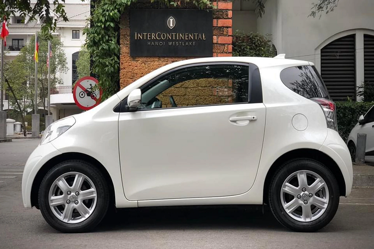 Tùy thuộc vào phiên bản, Toyota iQ sử dụng động cơ dầu hoặc xăng 3cyl 1.0 L hay 4cyl dung tích 1.4L kết hợp với hộp số tự động vô cấp (CVT) hay sàn 5 hoặc 6 cấp, đi cùng với hệ dẫn động cầu trước (FWD).