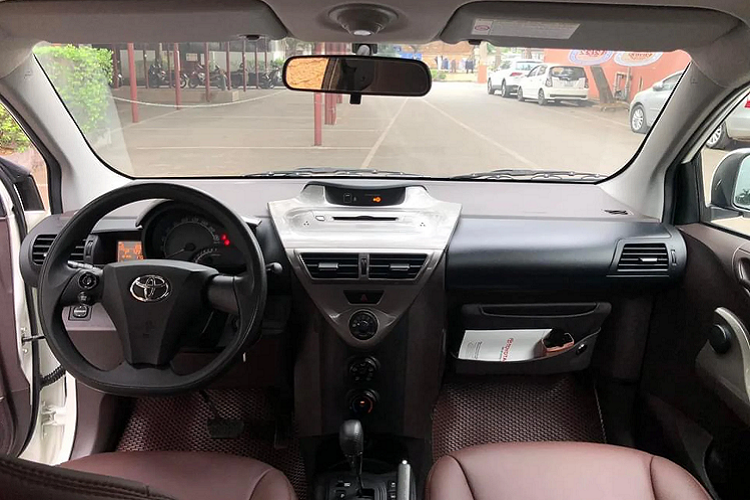 Làm so sánh, tầm giá này người mua có thể tìm đến mẫu xe sang đi phố như MINI Cooper S Countryman 2015 đang được chào bán từ 900 – 1,1 tỷ đồng (tùy tình trạng xe), hay đơn giản là mua một lúc 2 chiếc Kia Morning mới (439 triệu đồng). Chính vì thế, Toyota iQ là lựa chọn dành cho những khách hàng chịu chơi và có điều kiện kinh tế khá giả.