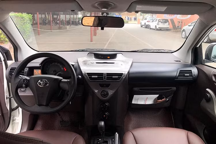 Làm so sánh, tầm giá này người mua có thể tìm đến mẫu xe sang đi phố như MINI Cooper S Countryman 2015 đang được chào bán từ 900 – 1,1 tỷ đồng (tùy tình trạng xe), hay đơn giản là mua một lúc 2 chiếc Kia Morning mới (439 triệu đồng). Chính vì thế, Toyota iQ là lựa chọn dành cho những khách hàng chịu chơi và có điều kiện kinh tế khá giả.