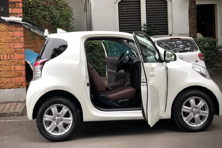 Toyota iQ có vi sai cầu trước được thiết kế nhỏ gọn để tiết kiệm không gian cho khoang động cơ. Bánh được đặt ở sát các góc của xe với phần nhô ra rất ngắn nhằm tăng không gian cho cabin.Hơn nữa, bình xăng xe còn được thiết kế để đặt phẳng dưới sàn xe hay điều hòa không khí trên iQ còn được thiết kế nhỏ hơn. Đây là những nỗ lực về mặt kỹ thuật để tìm ra vị trí tốt nhất để bố trí cho các bộ phận chức năng cho phép xe tiết kiệm không gian đáng kể.