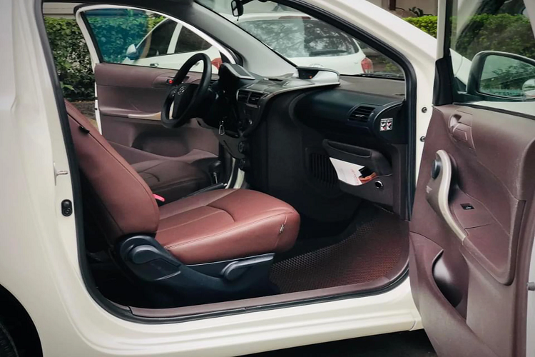 Toyota iQ là một mẫu xe đô thị cỡ nhỏ (City Car), xe sở hữu kích thước (DxRxC) lần lượt: 2.985 x 1.680 x 1.500mm, đi cùng với chiều dài cơ sở 2.000mm, tức ngắn hơn gần nửa mét so với một chiếc Toyota Wigo (2.455mm).