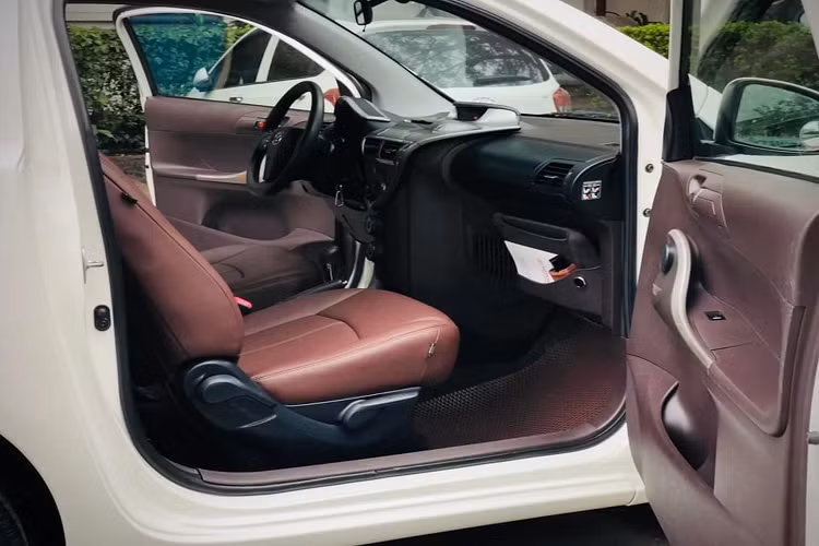 Toyota iQ là một mẫu xe đô thị cỡ nhỏ (City Car), xe sở hữu kích thước (DxRxC) lần lượt: 2.985 x 1.680 x 1.500mm, đi cùng với chiều dài cơ sở 2.000mm, tức ngắn hơn gần nửa mét so với một chiếc Toyota Wigo (2.455mm).