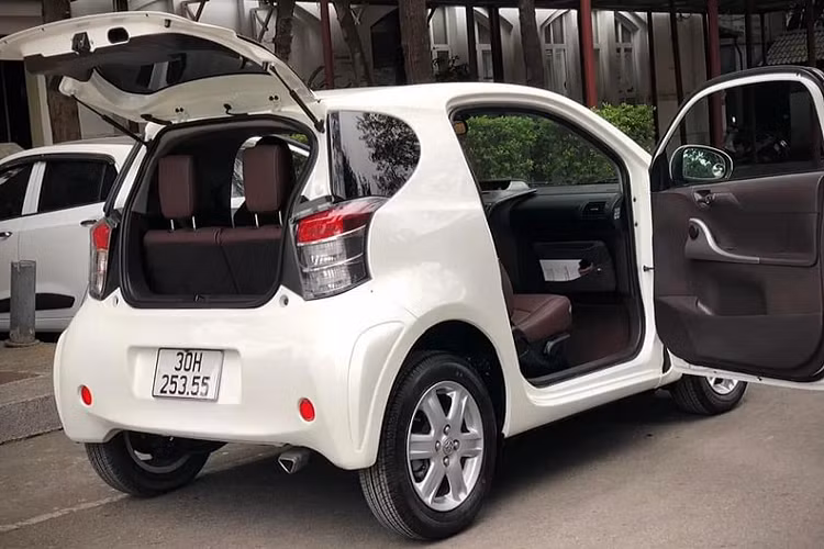 Nội thất Toyota iQ được thiết kế đơn giản hướng vào sự tiện dụng, vô lăng được dát phẳng đáy để tiết kiệm không gian để chân, trong khi bảng điều khiển trung tâm thiết kế đẩy sát về phía trước nhằm tối ưu không gian để chân cho người lái và hàng khách. Ghế ngồi bọc da pha vải được thiết kế siêu mỏng giúp tối ưu thêm không gian. Ngoài ra, nhằm tăng dung tích hành lý, hàng ghế sau có thể được gập phẳng theo tỷ lệ 50:50.