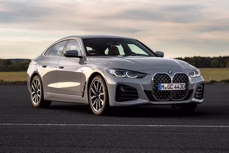 Xếp sau BMW tại Bắc Mỹ là Tesla với 313.400 xe bán ra, tiếp theo là thương hiệu "ngôi sao ba cánh" Mercedes-Benz đối thủ BMW với 276.102 xe bán ra, tăng trưởng 0,4% so với năm 2020.