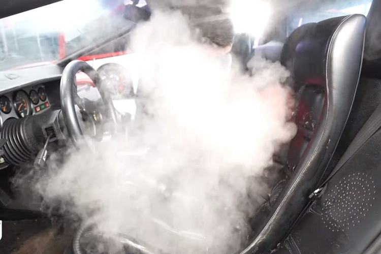 Với thời gian 20 năm bỏ không, chiếc xe đã chịu sự tàn phá nặng nề của lũ chuột. Vì chuột là loài vật dễ lây bệnh truyền nhiễm, nên bạn phải cẩn thận tránh những chất thải của chúng.