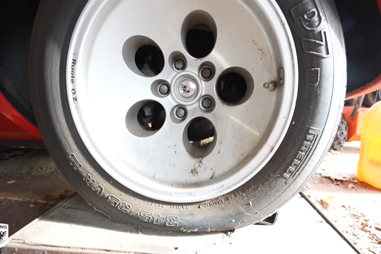 Đó là lý do tại sao bạn thấy Larry có đeo mặt nạ, và anh ấy thậm chí còn sử dụng một bộ quần áo bảo hộ để che chắn cho bản thân không bị những thứ dơ bẩn chạm vào da hoặc quần áo bên trong.