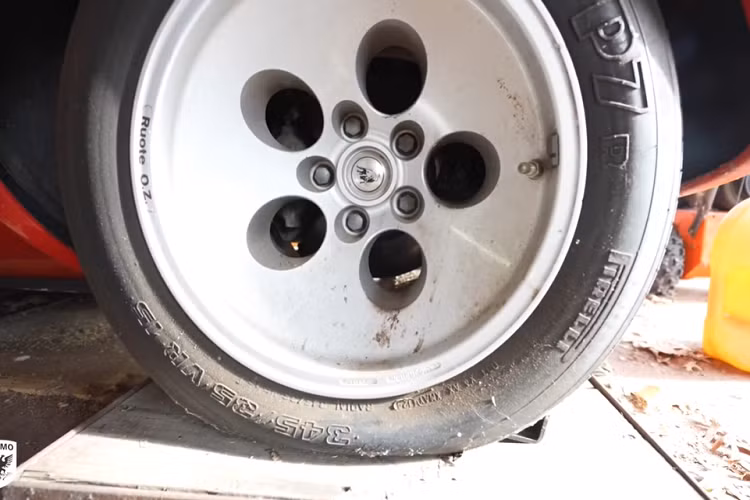 Đó là lý do tại sao bạn thấy Larry có đeo mặt nạ, và anh ấy thậm chí còn sử dụng một bộ quần áo bảo hộ để che chắn cho bản thân không bị những thứ dơ bẩn chạm vào da hoặc quần áo bên trong.