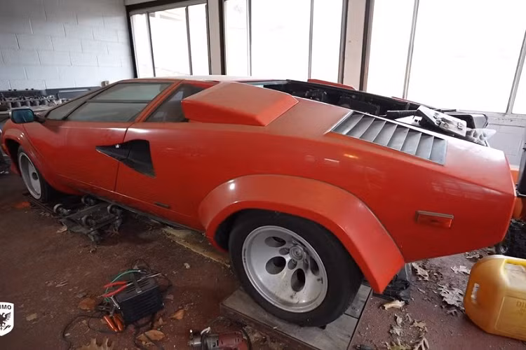 Sau một thời gian được sử dụng, chiếc Lamborghini Countach 5000 S đời 1985 đã được đỗ và bỏ không trong một nhà kho suốt 20 năm qua. Không rõ tại sao chiếc xe lại phải chịu cảnh bỏ không lâu đến như vậy, và người bán hiện giờ cũng không giải thích kỹ càng lý do.