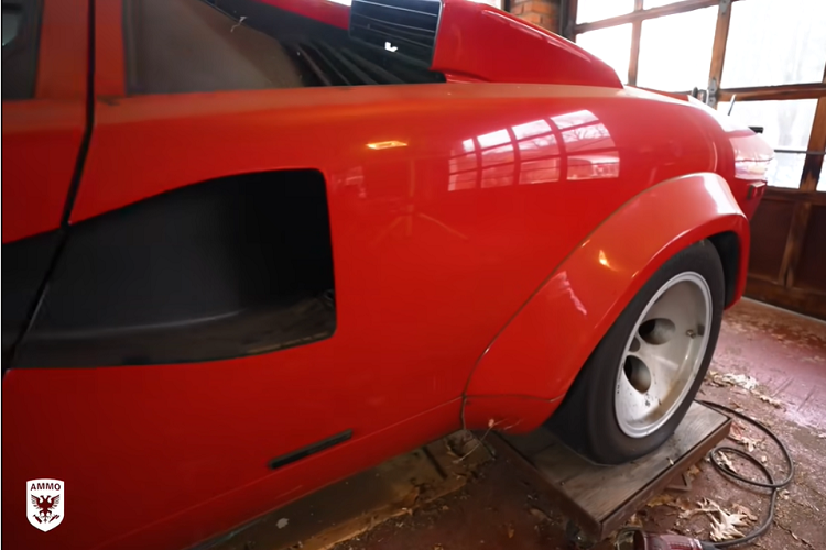 Bất chấp lượng công việc vất vả, chưa kể mùi khó ngửi, Larry vẫn nói rằng chiếc Lamborghini Countach này là một trong những phát hiện yêu thích của anh ấy.