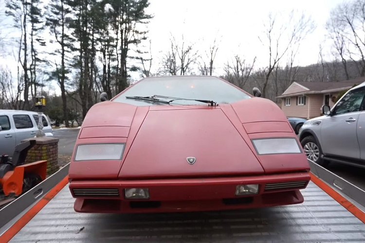 Ngày nay, siêu xe Lamborghini Countach hàng hiếm vẫn được coi là có vẻ ngoài tuyệt đẹp, ngay cả sau nhiều năm kể từ khi chiếc cuối cùng được sản xuất. Trong khi nhà sản xuất xe Ý chỉ chế tạo 321 chiếc, trong đó chưa đến 50 chiếc đến thị trường Mỹ, thì một số chiếc khác đã được nhập khẩu sau đó. Chiếc Countach cụ thể trong video dưới đây được nhập khẩu ở giai đoạn cuối những năm 1980.