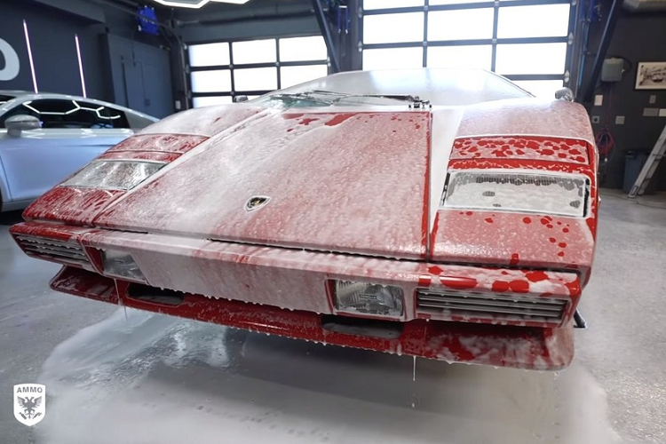 Chủ xe mong muốn tìm kiếm cho chiếc Countach một ngôi nhà mới, và sẽ gửi nó đi phục chế để dễ đạt được mục đích hơn. Tuy nhiên, trước khi phục chế máy móc, siêu xe cổ điển này cần được lau rửa sạch sẽ và làm chi tiết bóng mượt. Larry Kosilla của kênh YouTube “Ammo NYC” là người được giao phó công việc đó, và anh ấy cho biết rằng đây là siêu xe kinh tởm nhất mà mình từng gặp, và lũ chuột chính là hung thủ.