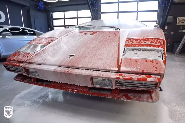 Chủ xe mong muốn tìm kiếm cho chiếc Countach một ngôi nhà mới, và sẽ gửi nó đi phục chế để dễ đạt được mục đích hơn. Tuy nhiên, trước khi phục chế máy móc, siêu xe cổ điển này cần được lau rửa sạch sẽ và làm chi tiết bóng mượt. Larry Kosilla của kênh YouTube “Ammo NYC” là người được giao phó công việc đó, và anh ấy cho biết rằng đây là siêu xe kinh tởm nhất mà mình từng gặp, và lũ chuột chính là hung thủ.