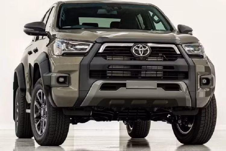 Vừa qua, một đại diện bán hàng của Toyota Việt Nam hé lộ giá bán niêm yết dự kiến của Toyota Hilux 2023 mới. Mẫu xe bán tải của Toyota tiếp tục phân phối với 4 phiên bản và giá bán lần lượt: Hilux số sàn 1 cầu: 740 triệu đồng. Hilux số sàn 2 cầu: 910 triệu đồng.