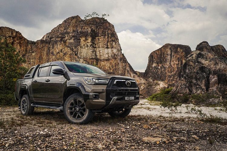 Ngoài ra, bộ la-zăng 18 inch được sơn màu xám để đồng bộ với phong cách mới. Hy vọng Toyota Hilux 2023 chuẩn bị phân phối trở lại tại thị trường Việt Nam cũng sẽ sở hữu những nâng cấp đáng giá trên, đặc biệt khi giá bán đã tăng khá nhiều.