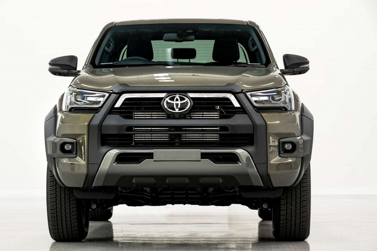 Ngoài ra, các kỹ sư cũng bổ sung thanh ổn định phía sau, giúp cải thiện độ cứng thêm 20%, tăng cường độ ổn định khi vào cua hay chuyển làn. Hệ thống phanh phía sau cũng được thay thế phanh đĩa như đối thủ Ford Ranger, trong khi phanh đĩa trước tăng kích thước với đường kính 432 mm.