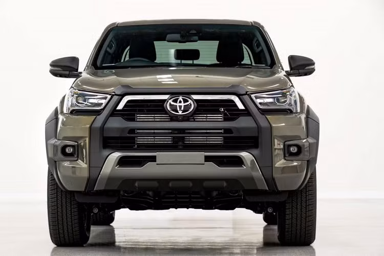 Ngoài ra, các kỹ sư cũng bổ sung thanh ổn định phía sau, giúp cải thiện độ cứng thêm 20%, tăng cường độ ổn định khi vào cua hay chuyển làn. Hệ thống phanh phía sau cũng được thay thế phanh đĩa như đối thủ Ford Ranger, trong khi phanh đĩa trước tăng kích thước với đường kính 432 mm.