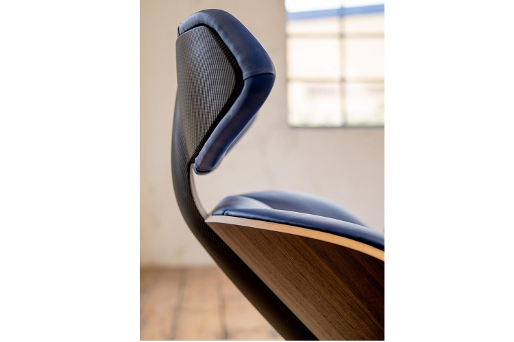 Ghế phòng chờ của Callum Design lấy cảm hứng từ ghế phòng chờ Eames và Otterman năm 1956, một thiết kế được nhiều người công nhận là tiêu chuẩn vàng của chỗ ngồi sang trọng trong không gian sống của gia đình và công sở. Tuy nhiên, Ian Callum đã nhúng vào nguồn cảm hứng ôtô của mình ở chất liệu và hình thức.