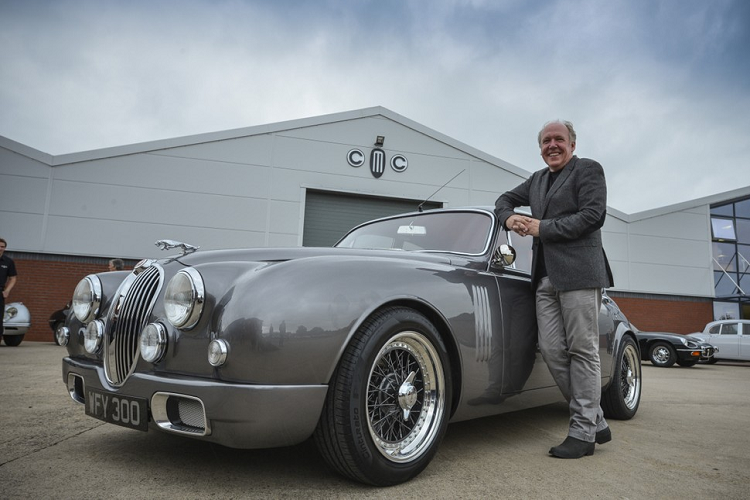 Chiếc ghế đã được "làm sáng" với phần cột sống bằng sợi carbon lộ ra ngoài. Gỗ được sử dụng là bạch đàn xông khói và đế nhôm được hoàn thiện thủ công để bổ sung carbon. Ghế có sẵn trong mười tùy chọn cá nhân hóa bằng da, trong khi màu sắc có thể được chọn từ những gì được mô tả là bảng màu vô hạn