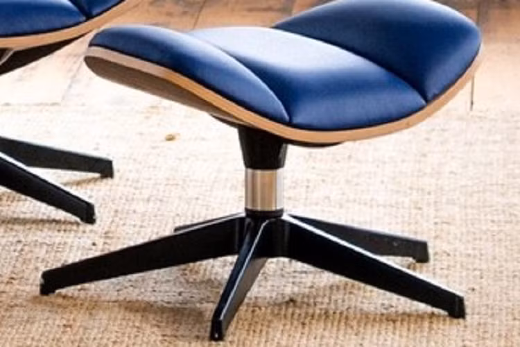 Ghế dài lấy cảm hứng từ Eames là một sự thay đổi đáng hoan nghênh so với các tùy chọn chỗ ngồi lấy cảm hứng từ ô tô thông thường luôn dẫn đến một số loại ghế chơi game phản lực không cần thiết. Tuy nhiên, ghế Callum Lounge Chair của Ian Callum cũng không hề rẻ.