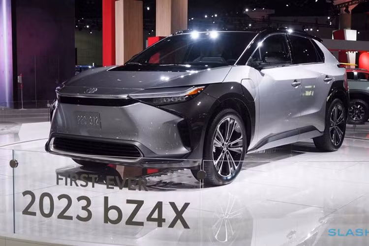 Mức giá xe Toyota bZ4X 2023 tại Thái Lan dự đoán khoảng hơn 2 triệu baht (khoảng 1,3 tỷ đồng). Rất có thể Việt Nam cũng sẽ bán mẫu xe này để đón đầu xu hướng điện khí hóa tại nước ta khi các đối thủ như Kia, Hyundai, VinFast đều đã “đánh tiếng” mang các mẫu xe điện về nước.