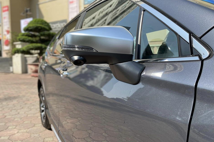 Xe trang bị hệ dẫn động 4 bánh toàn thời gian đối xứng (SAWD) độc quyền của Subaru có nhiệm vụ truyền lực đến từng bánh xe để mang lại sự ổn định và kiểm soát tối đa, cho phép người lái xe di chuyển an toàn trên các địa hình và điều kiện đường đầy thử thách. 