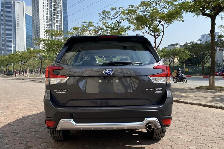 Subaru Forester 2023 sử dụng động cơ Boxer 2.0 lít phun xăng trực tiếp với có các pít-tông đối xứng theo chiều ngang giúp xe có trọng tâm thấp, cân bằng tuyệt vời và độ rung tối thiểu. Hộp số biến thiên vô cấp Lineartronic (CVT) với 7 cấp số giả lập tối ưu hóa khả năng phân phối công suất, tăng tốc và tiết kiệm nhiên liệu.