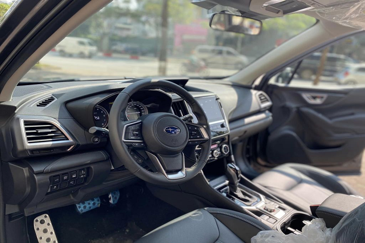 Về nội thất, khoang cabin được giữ y nguyên. Forester vẫn trung thành với thiết kế kiểu truyền thống, với đồng hồ analog sau vô lăng, màn hình trung tâm và màn hình nhỏ hiển thị nhiều thông tin vận hành.