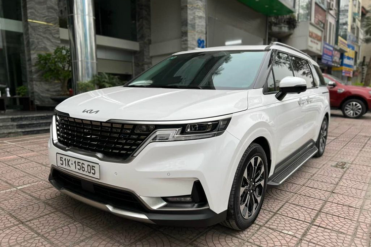 Do tình trạng khan hàng nên khách đặt mua xe Kia Carnival phải chờ đợi nhiều tháng mới nhận được xe. Với những vị khách muốn có xe ngay lập tức, thì những chiếc xe “lướt” sẽ là một lựa chọn đáng cân nhắc. Theo ghi nhận tại các “chợ xe” trên mạng xã hội thì Kia Carnival chạy lướt hiện đang được rao bán với giá ngang ngửa xe mới.