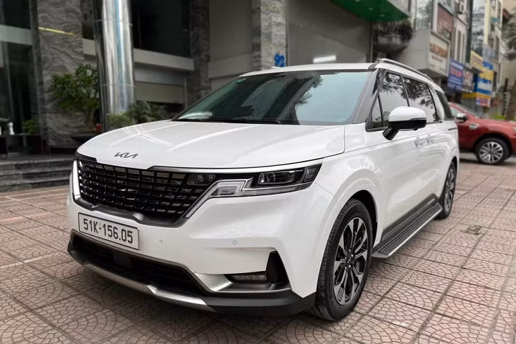 Do tình trạng khan hàng nên khách đặt mua xe Kia Carnival phải chờ đợi nhiều tháng mới nhận được xe. Với những vị khách muốn có xe ngay lập tức, thì những chiếc xe “lướt” sẽ là một lựa chọn đáng cân nhắc. Theo ghi nhận tại các “chợ xe” trên mạng xã hội thì Kia Carnival chạy lướt hiện đang được rao bán với giá ngang ngửa xe mới.