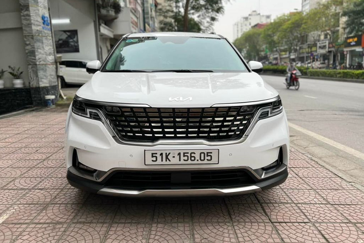 Điển hình như chiếc Kia Carnival 2022 bản máy dầu Signature 7 chỗ này đang được một người rao bán với giá 1,62 tỷ VNĐ, mức giá này ngang ngửa giá “lăn bánh” nếu người dùng mua xe trong hãng. Theo người bán, ODO của xe là 3.899 km và “tất cả xe đều zin”.