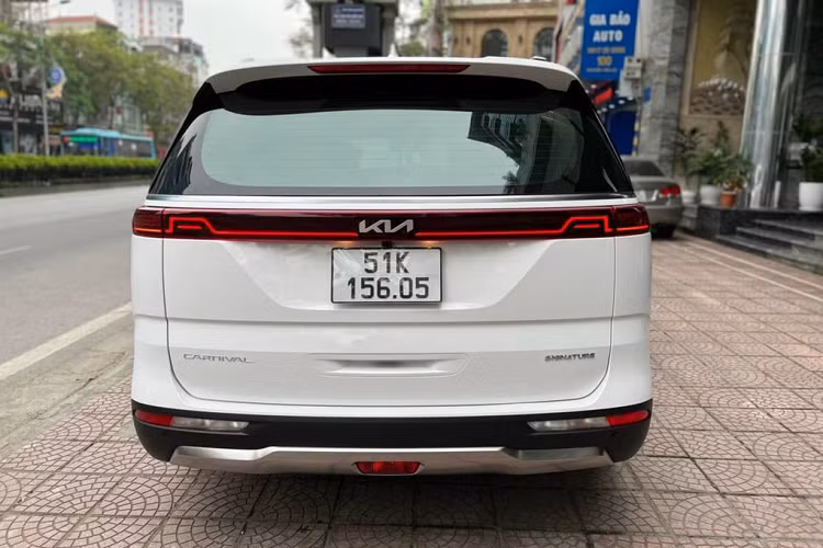 So với các đối thủ trong cùng phân khúc, Kia Carnival phiên bản Signature chiếm ưu thế nhiều hơn về mặt trang bị. Mặc dù chạy máy dầu nhưng phiên bản này vẫn được rất nhiều tệp khách gia đình hay cá nhân ưa chuộng vì nhiều “đồ chơi” options mà lại kinh tế và tiết kiệm.