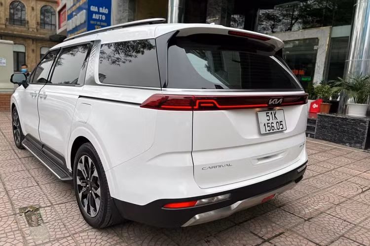 Signature 2.2D là phiên bản có đầy đủ những trang bị cao cấp nhất trong dòng sản phẩm mẫu MPV này, bao gồm hệ thống đèn full LED, vành 19 inch, 2 màn hình 12.3 inch, hệ thống âm thanh Bose 12 loa, đề nổ bằng nút bấm, phanh tay điện tử, điều hòa tự động, cửa sổ trời toàn cảnh, đèn nội thất, cửa trượt điện,... Nội thất có cấu hình 7 ghế ngồi với hàng ghế thứ hai thiết kế dạng thuyền trưởng.