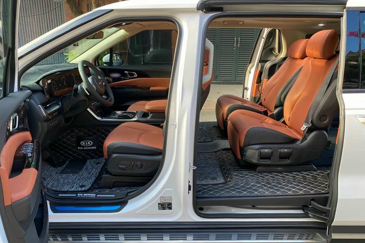 Về truyền động, Kia Carnival 2.2D Signature 7 chỗ sử dụng động cơ Dầu 4 xylanh, dung tích 2.2L tăng áp (Smartstream D2.2 CRDi VGT), sản sinh công suất tối đa 199 mã lực tại 3.800 vòng/phút và mô-men xoắn cực đại 440Nm tại dải vòng tua 1.750 – 2.750 vòng/phút. Xe sử dụng hộp số tự động 8 cấp (8AT) và hệ dẫn động cầu trước (FWD).