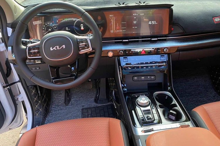 Không chỉ được trang bị nhiều options mà phiên bản Signature còn có thêm nhiều công nghệ an toàn với các tính năng như hỗ trợ giữ làn đường, phanh tự động tránh va chạm và ga tự động thích ứng khoảng cách, cảm biến va chạm trước/sau, camera 360 độ và 7 túi khí.