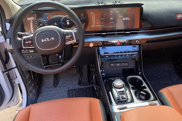 Không chỉ được trang bị nhiều options mà phiên bản Signature còn có thêm nhiều công nghệ an toàn với các tính năng như hỗ trợ giữ làn đường, phanh tự động tránh va chạm và ga tự động thích ứng khoảng cách, cảm biến va chạm trước/sau, camera 360 độ và 7 túi khí.